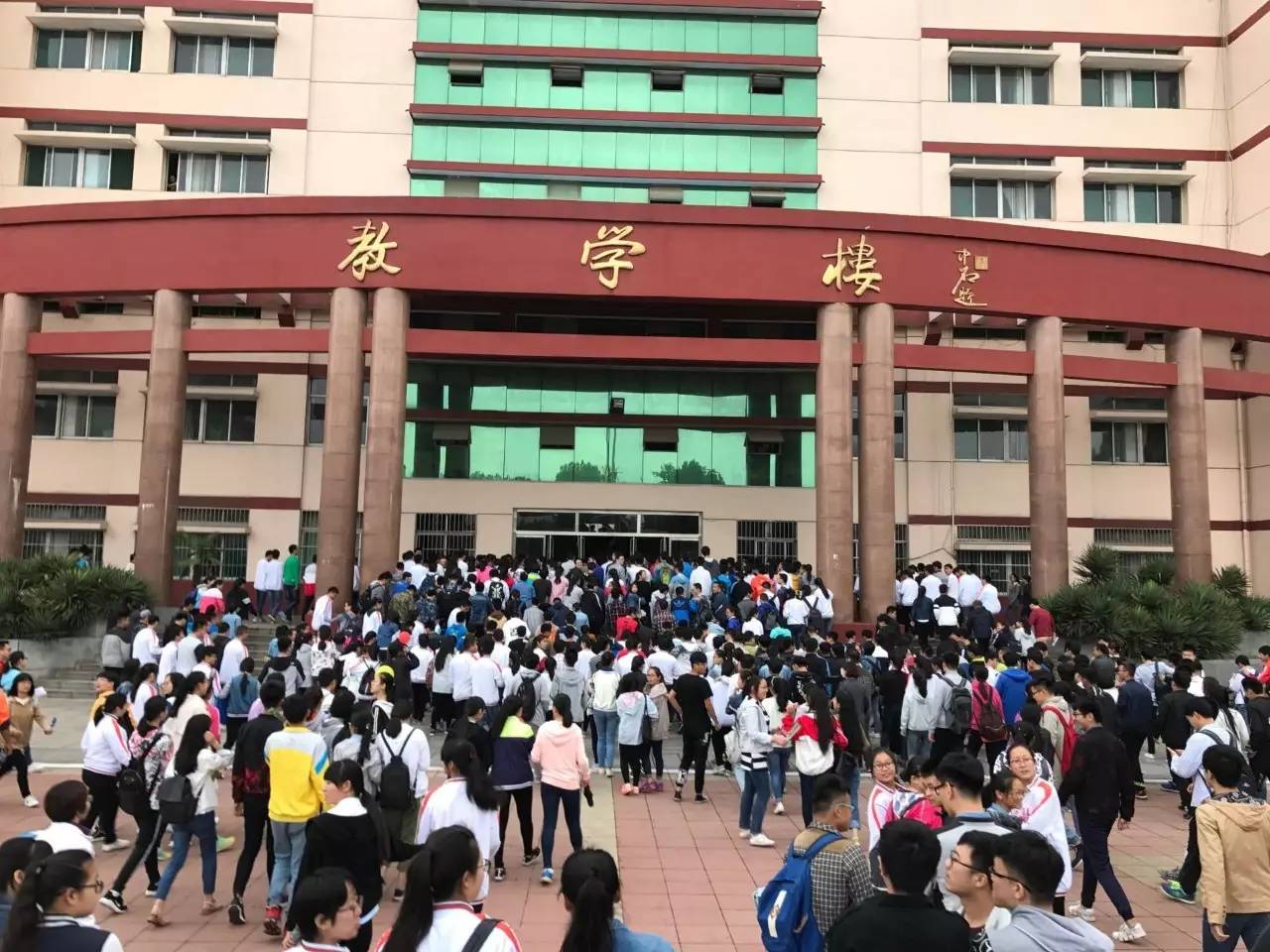 下午4时30分 肥城一中准时对考生开放 考生们陆续进入学校 或独自