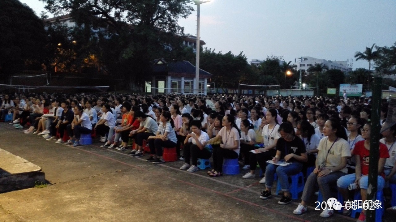 榕树下 宾阳中学请来专家这样告诉女生