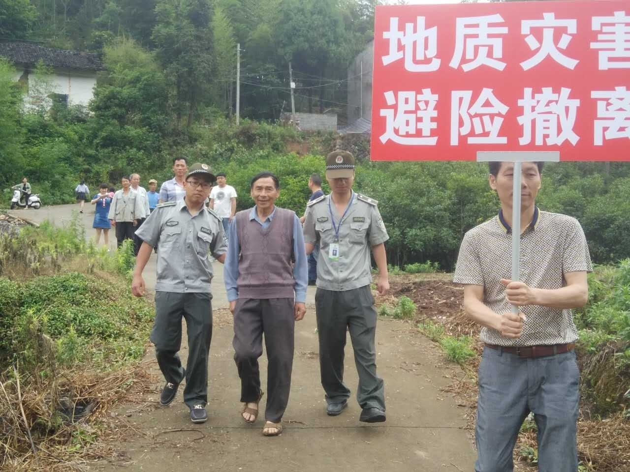 汛期来临,更楼街道积极开展地质灾害点避险撤离演练!