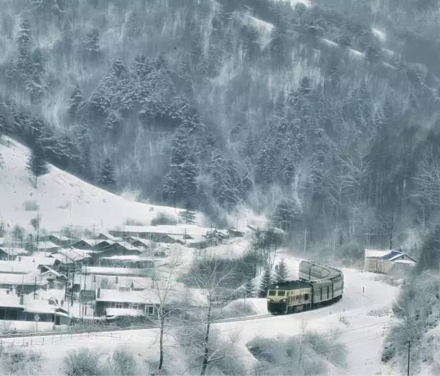 文化 正文  在雪村松岭,连绵的山脉间随处可见错落有致的民居,将山村