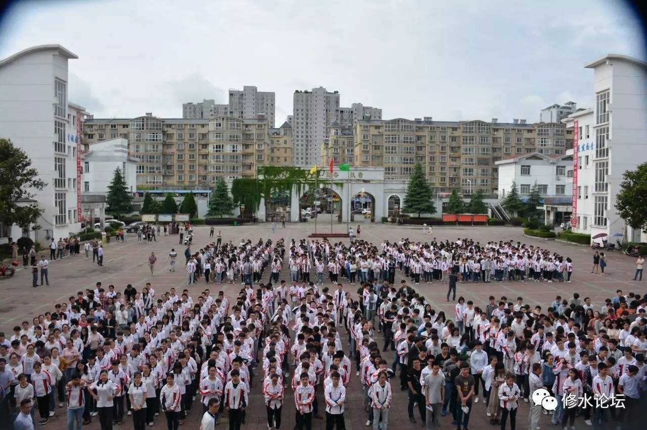 今天,修水琴海学校发生的一幕.又被刷屏了!