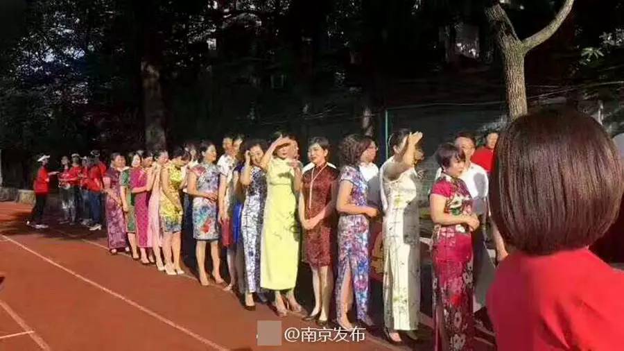 【妈妈的心愿】送考妈妈旗袍秀 寓意"旗开得胜"