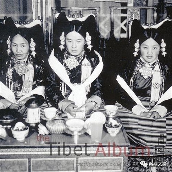 从左往右是德勒饶登的妻子,晋美车仁的妻子仁青卓玛,齐美多杰车仁降初