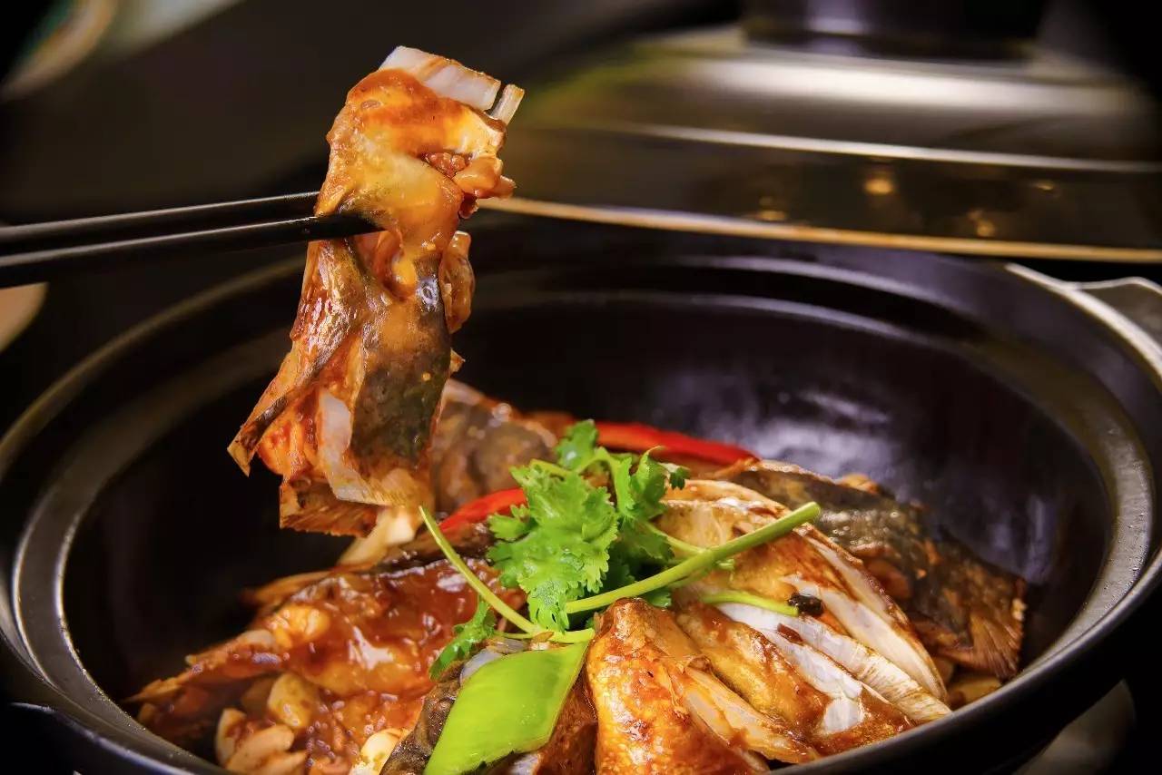 得提前用酱料腌制 再利用砂锅的锁温特点 将鱼头与辅料文火慢焗 随着