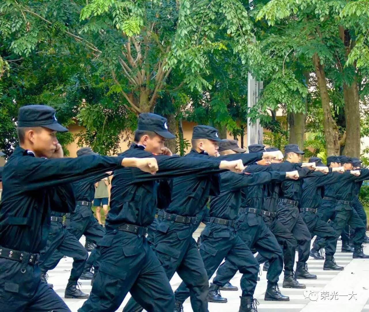 今天, 小编带领大家走进警校, 目睹警校生手的风采!