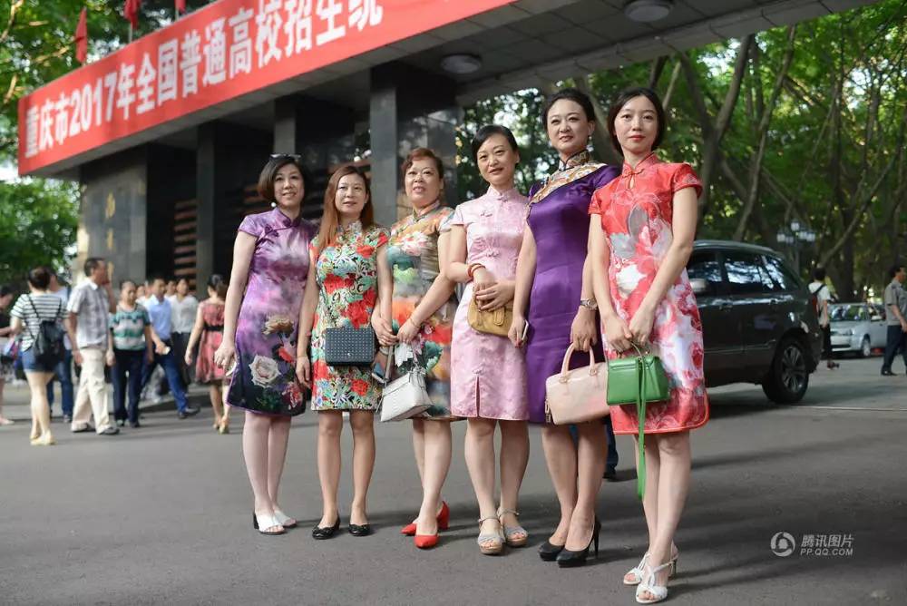 2017年高考进行中, 多地考场前出现了穿旗袍送考的家长, 成为考场的另