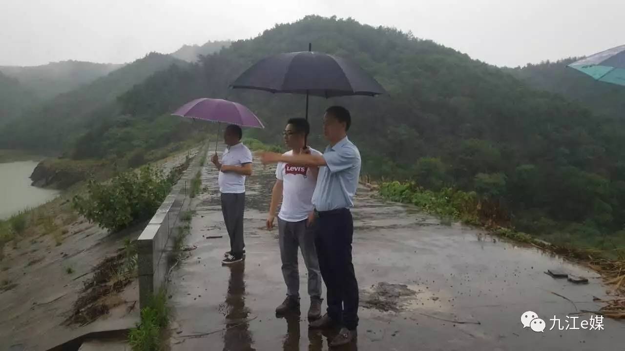 九件e媒讯(曹雄辉 记者胡蕊蕊)不惧风雨,心系群众安危,6月5日傍晚,市