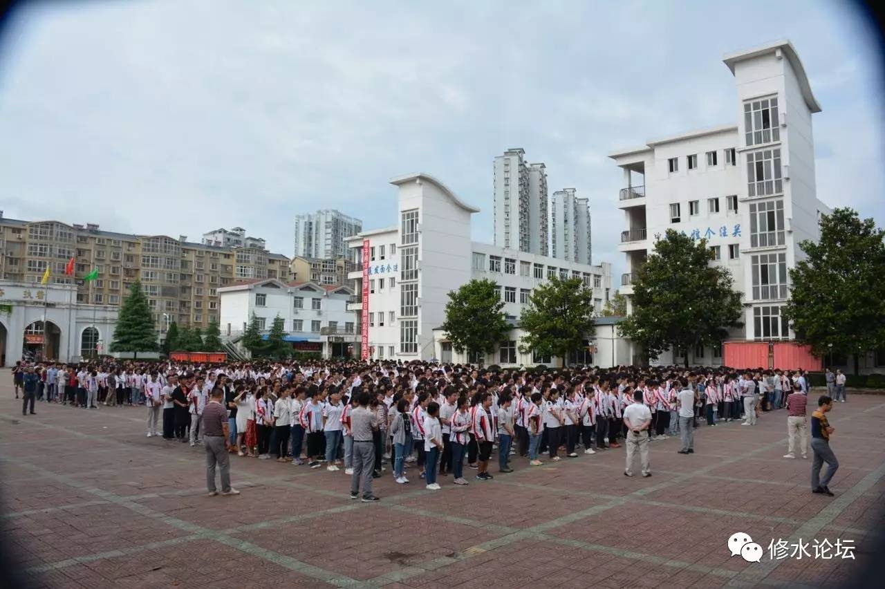 今天,修水琴海学校发生的一幕.又被刷屏了!