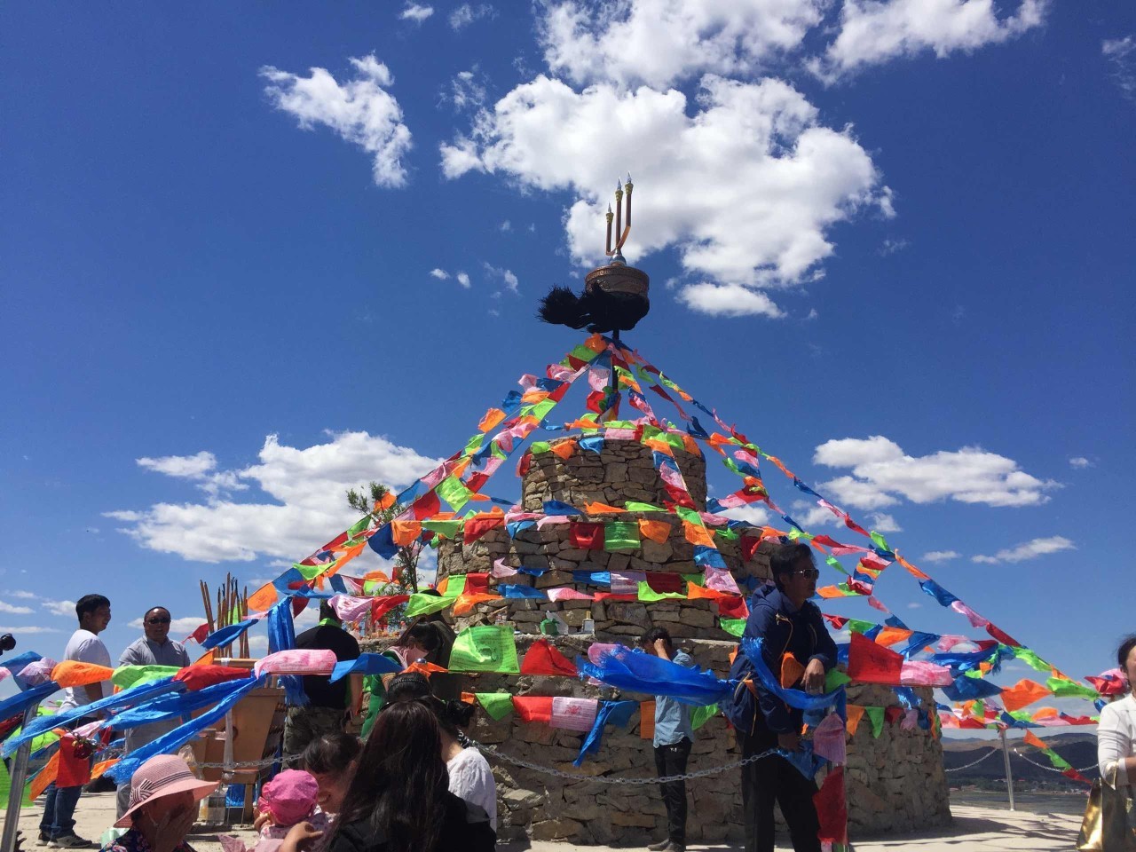 【热点】祭祀宝德日根敖包 欣赏山水环绕阔野千里的