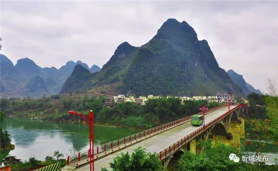 思练镇位于忻城县东部,交通便利,气候温和,电力充足,通信完善,风光