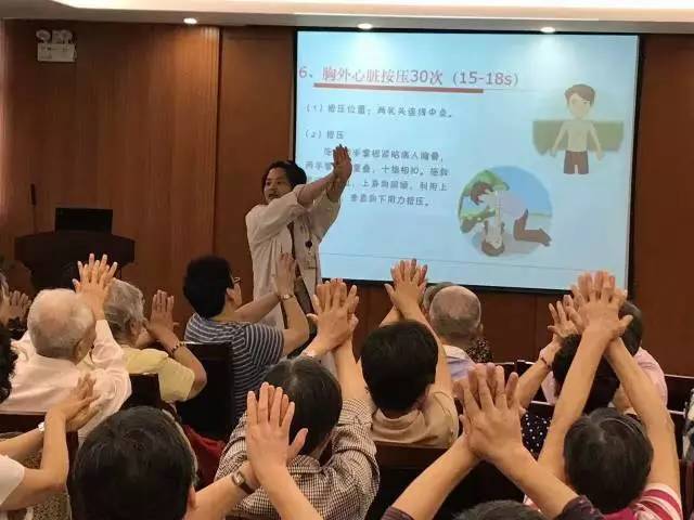 居民认真地学习着专业的急救手势.