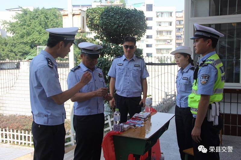 高考首日| 荣县公安交警护航高考学子实拍