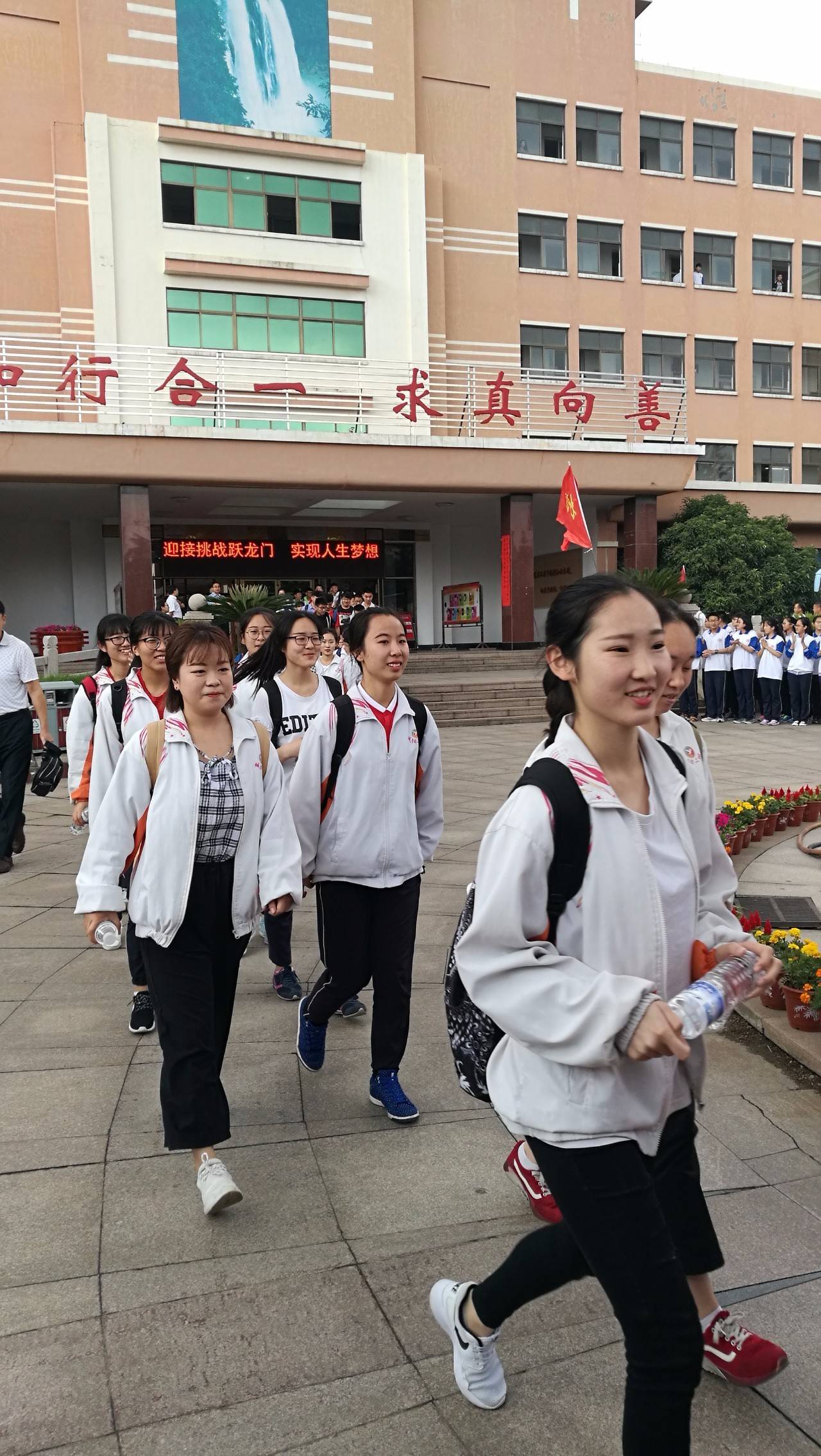 城阳二中高一高二的同学们为高三学哥学姐送考满满的都是祝福和感动