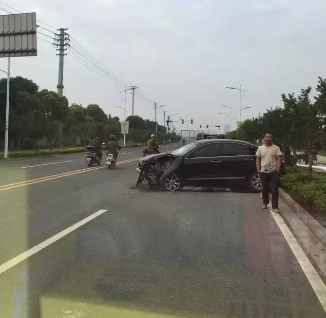 常熟淼泉金湖路上,一辆黑色轿车发生车祸!电线杆多撞倒了.