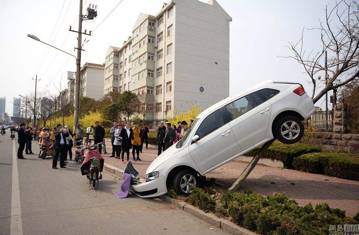 今早凤凰大道发生一起奇葩车祸小编替司机心疼三秒钟