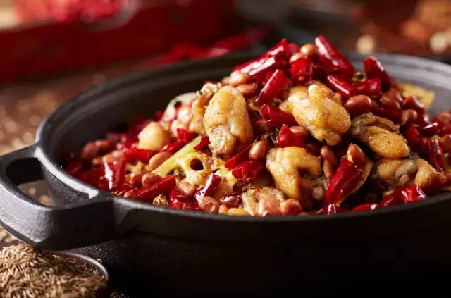 华华干锅田鸡风靡广西十六年的经典美味我们深知美食之道:食材