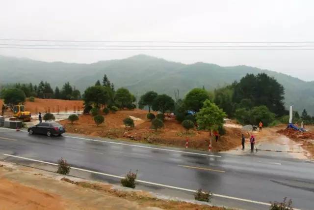 芦万武公路起点为芦溪县东阳村,经武功山新山门,终点为新泉乡堎下村