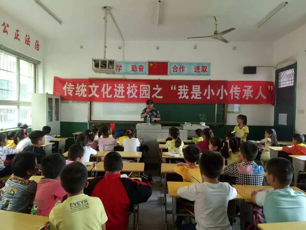 街道中心校校长佘细华如是说,"传统文化进校园活动是今年学校工作重点