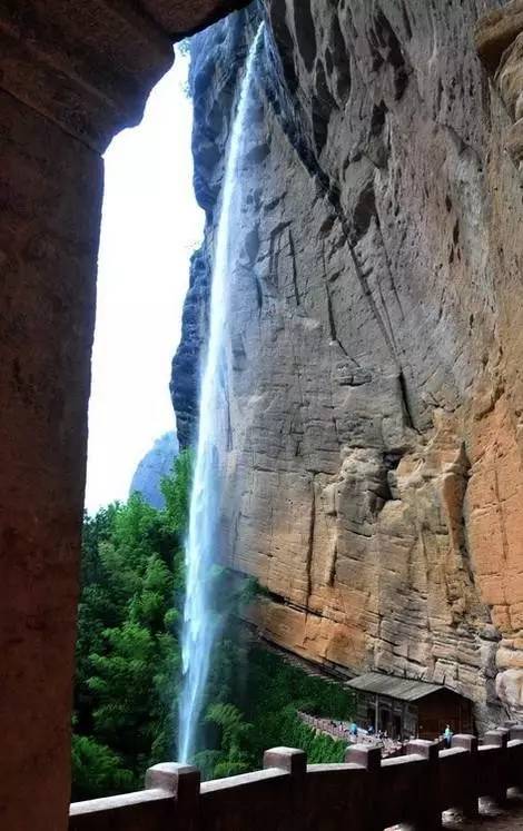 水帘洞一线天景区位于武夷山群峰南端之二曲溪南面的一个幽邃的峡谷