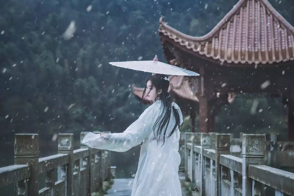 【诗享乐 · 雅乐专栏】古镇烟雨飘成线,是谁撑伞缓步