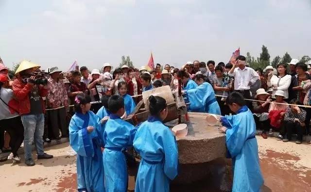 在祈雨仪式上,当地表演了民间习俗"泼碾脐".