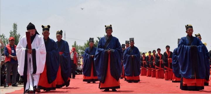 举行了"迎龙祭天"祈雨仪式,村民们准备了各式贡品,在日照市莒县寨里河