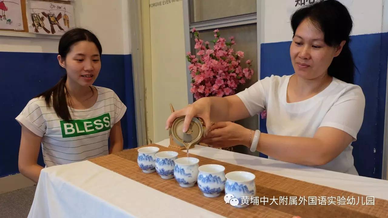 茶主人为客人倒茶