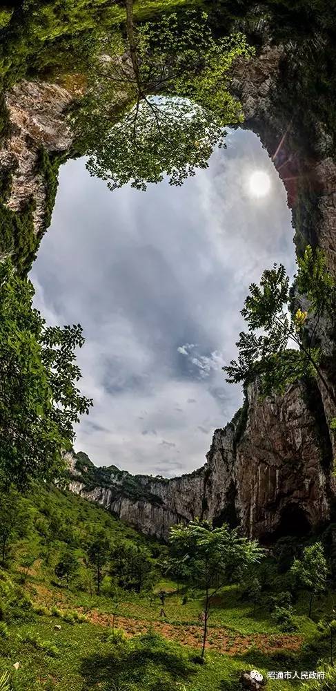 从空中看全国出名的镇雄天坑群美了耐不住