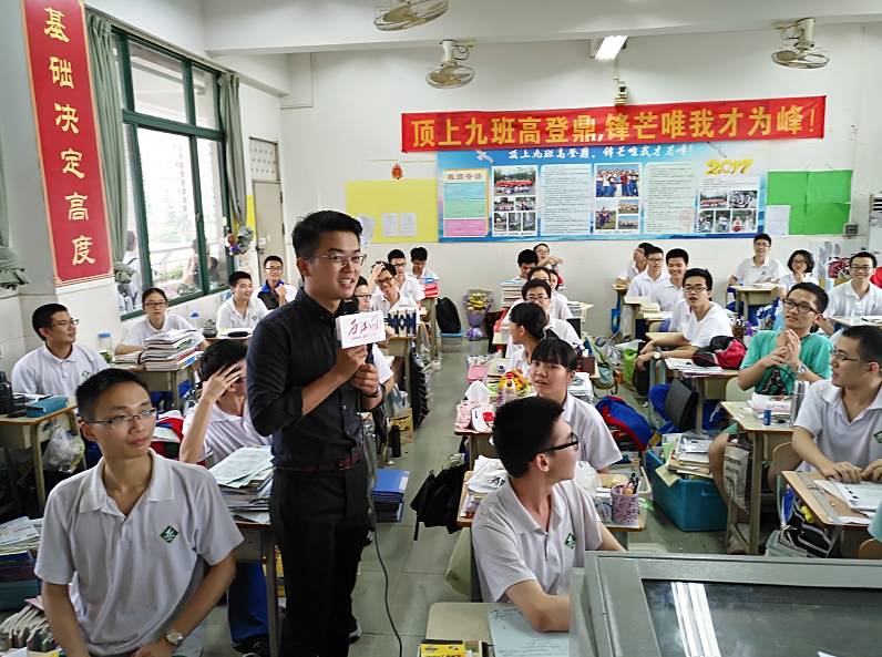 梁龙泉摄 在端州中学考点门前, 肇庆市第十二中学最后一届高三毕业生