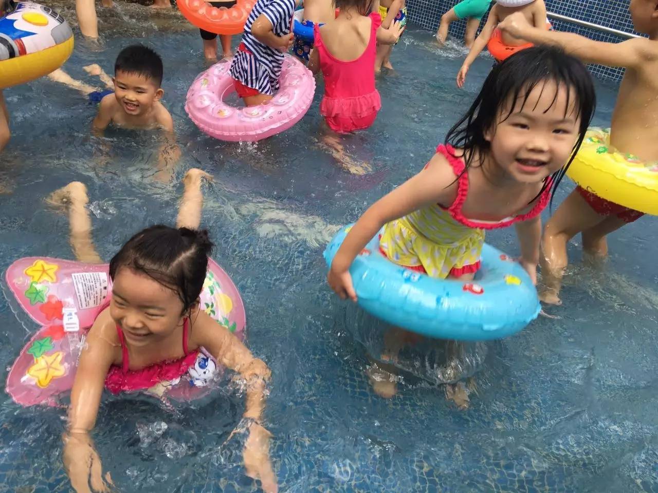 清凉夏日——华侨第二幼儿园游泳乐!