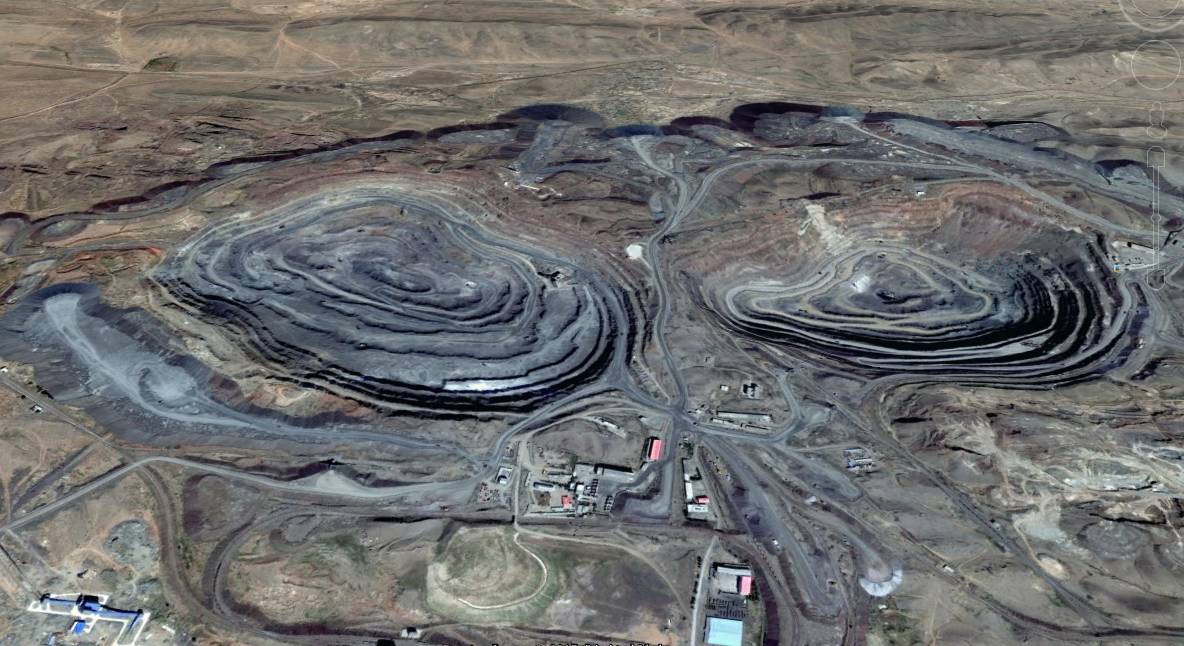 白云鄂博铁矿,同时是世界上最大的稀土矿,曾一度生产了全球80%的稀土