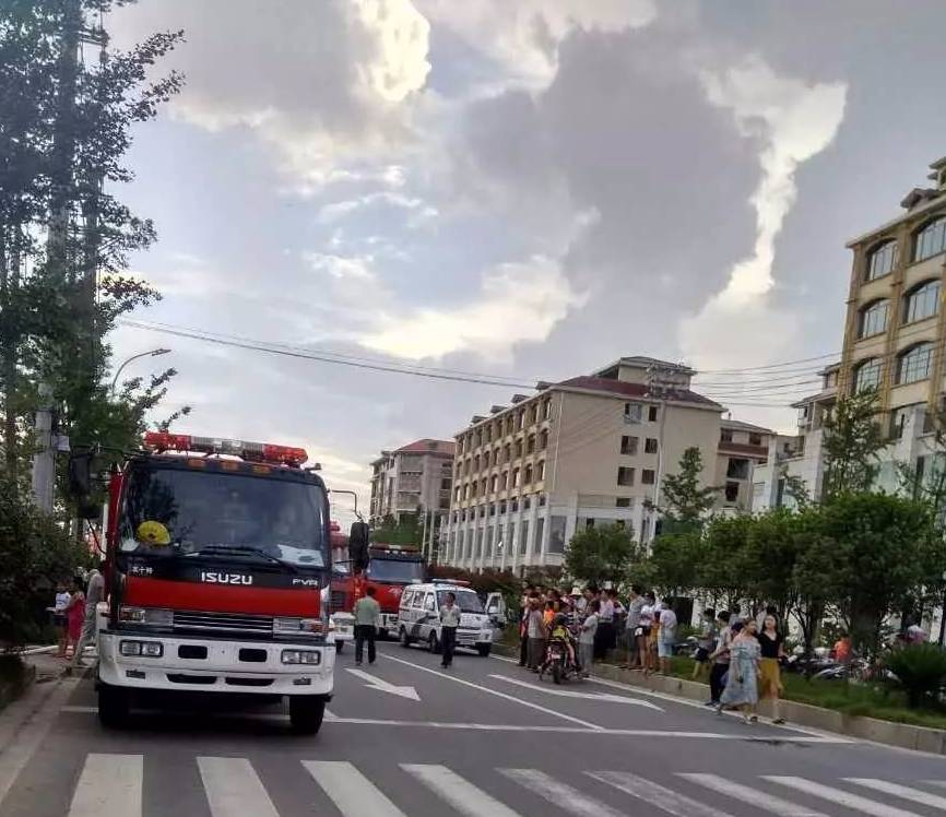 【突发】遂川新水果市场旁一房屋着火,现场浓烟滚滚