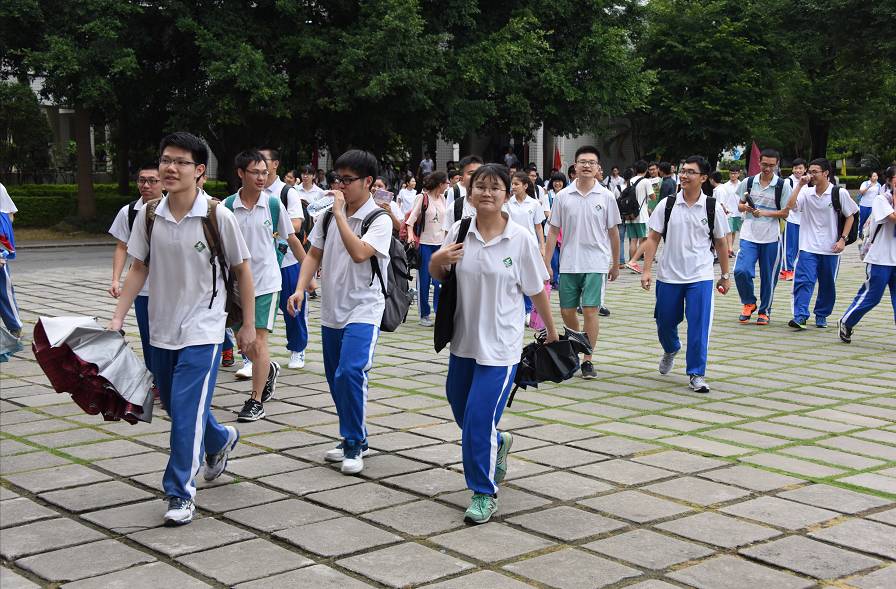 教育 正文  梁龙泉摄 在端州中学考点门前, 肇庆市第十二中学最后一届