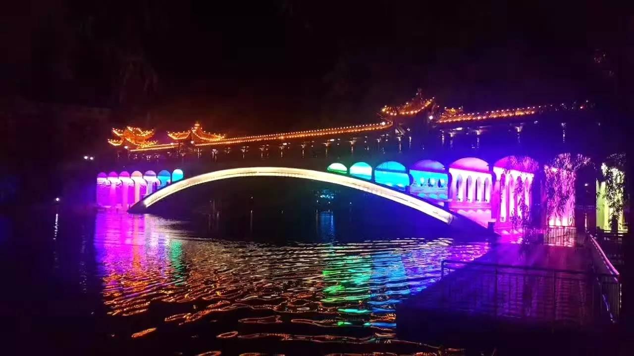 武宁长水桥中桥景观通道终于装饰完工,它以武宁的山水文化为背景,将