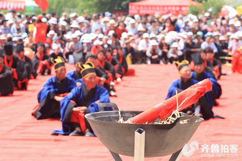 周振刚摄 村民们虔诚依照祭礼标准,举行了迎龙祈雨典礼仪式