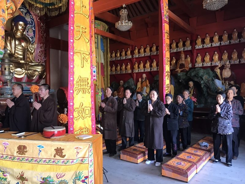 甘南慈云寺为高考学子诵经祈福,祥瑞佛光普照寺院.