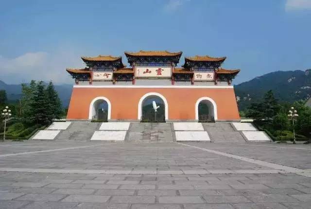 信阳灵山风景区位于豫鄂两省交界的信阳市罗山县境内,古山,又名八