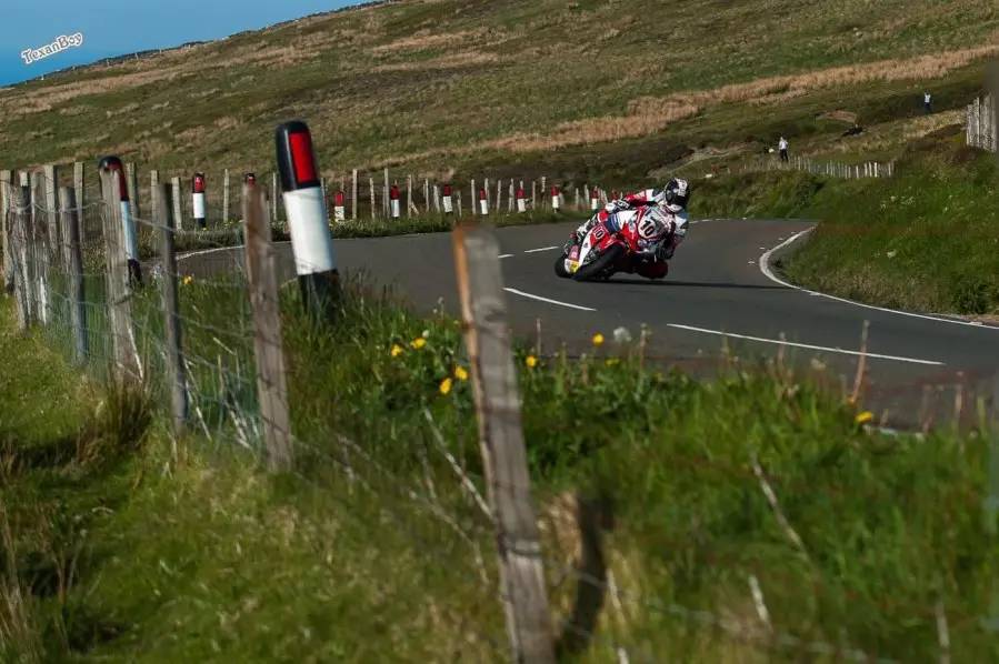 英属曼岛 isle of man tt 赛道长达 37.73 英里,即 60.