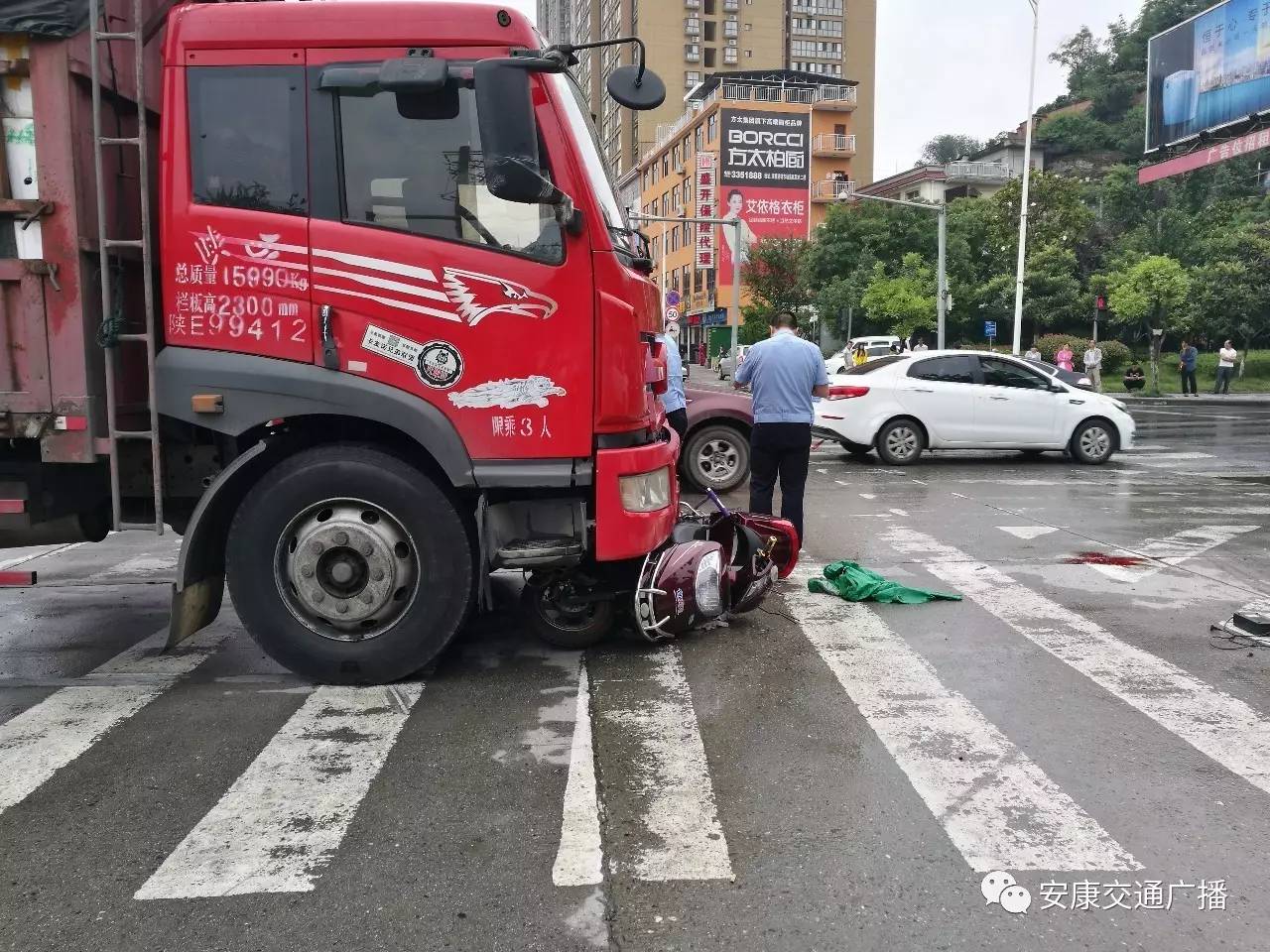 突发!三桥南头十字路口大货车电动车相撞,一男子趴在两米开外!