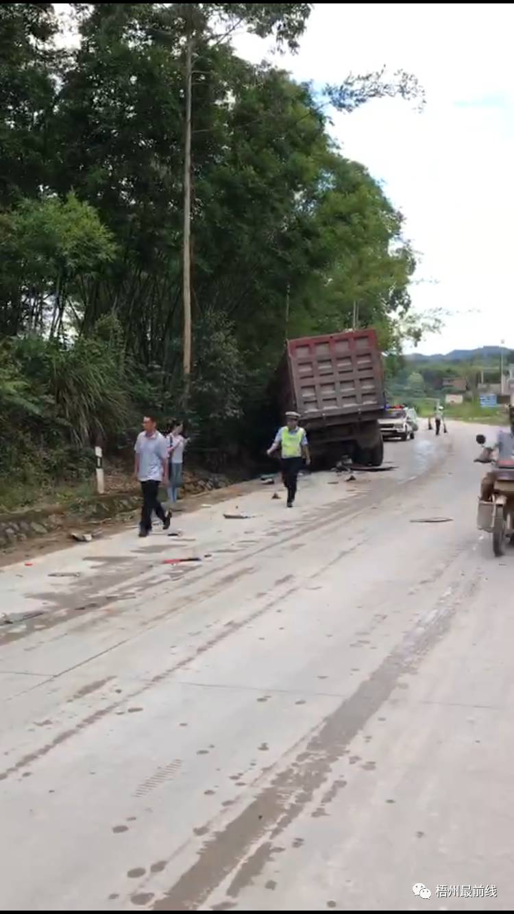 突发:藤县金鸡路段班车与沙车发生交通事故,侧翻水沟!