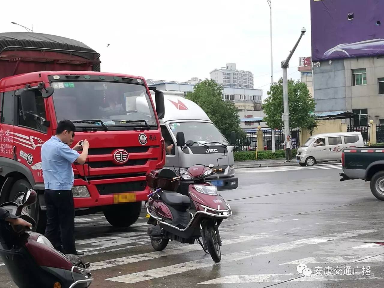 突发!三桥南头十字路口大货车电动车相撞,一男子趴在两米开外!