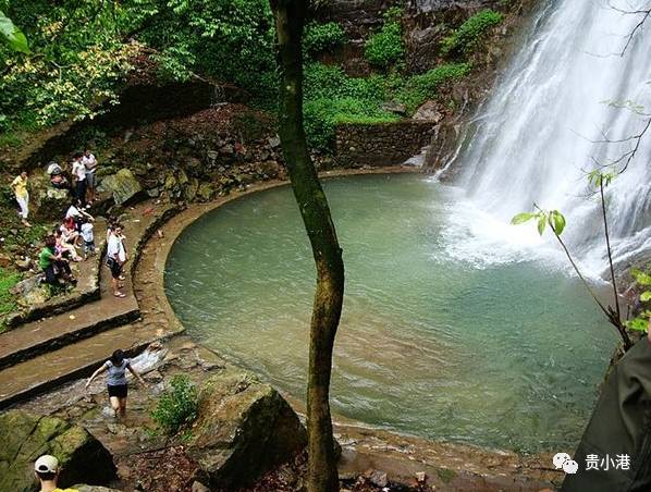 与此同时 港北区举行了龙涡瀑布旅游度假区项目指挥部揭牌仪式 贵港市