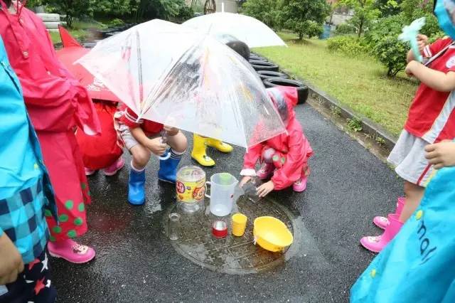 那还有什么能接雨水?发现一只手接不下时,我赶紧