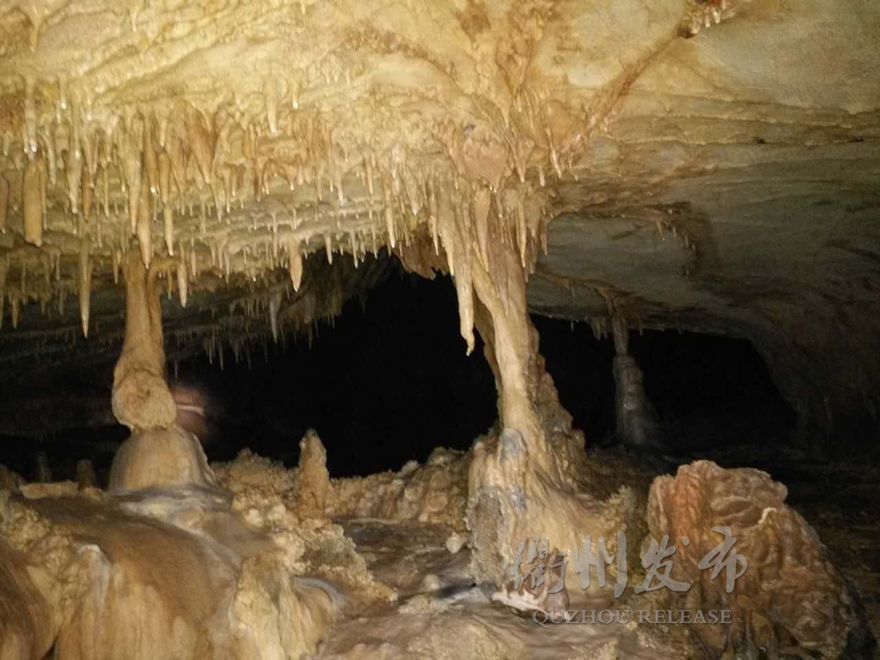 提醒 天然溶洞中的石柱,石笋,钟乳石资源是大自然在漫长的地质历史中