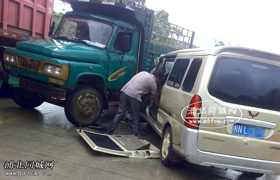 钦州一满载学生的车发生车祸撞击场面十分惨烈