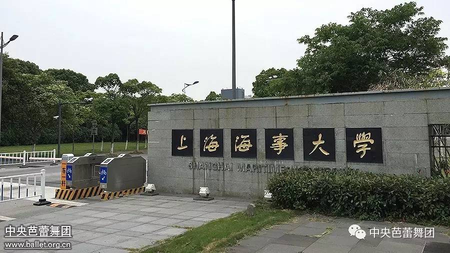 拥有着悠久历史的上海海事大学被誉为是"航海家的摇篮",坐落在临港