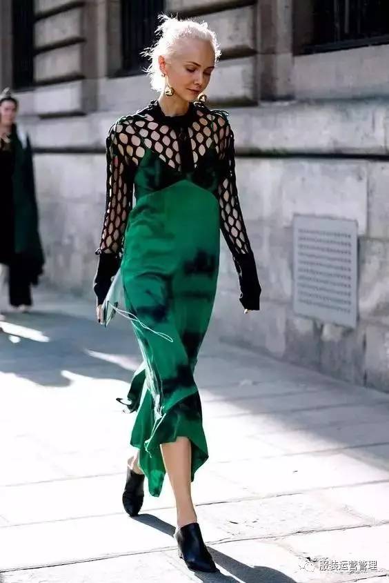 黑色针织衫或者t恤搭配绿色半裙是最简单最不容易出错的搭配方法~ ▼