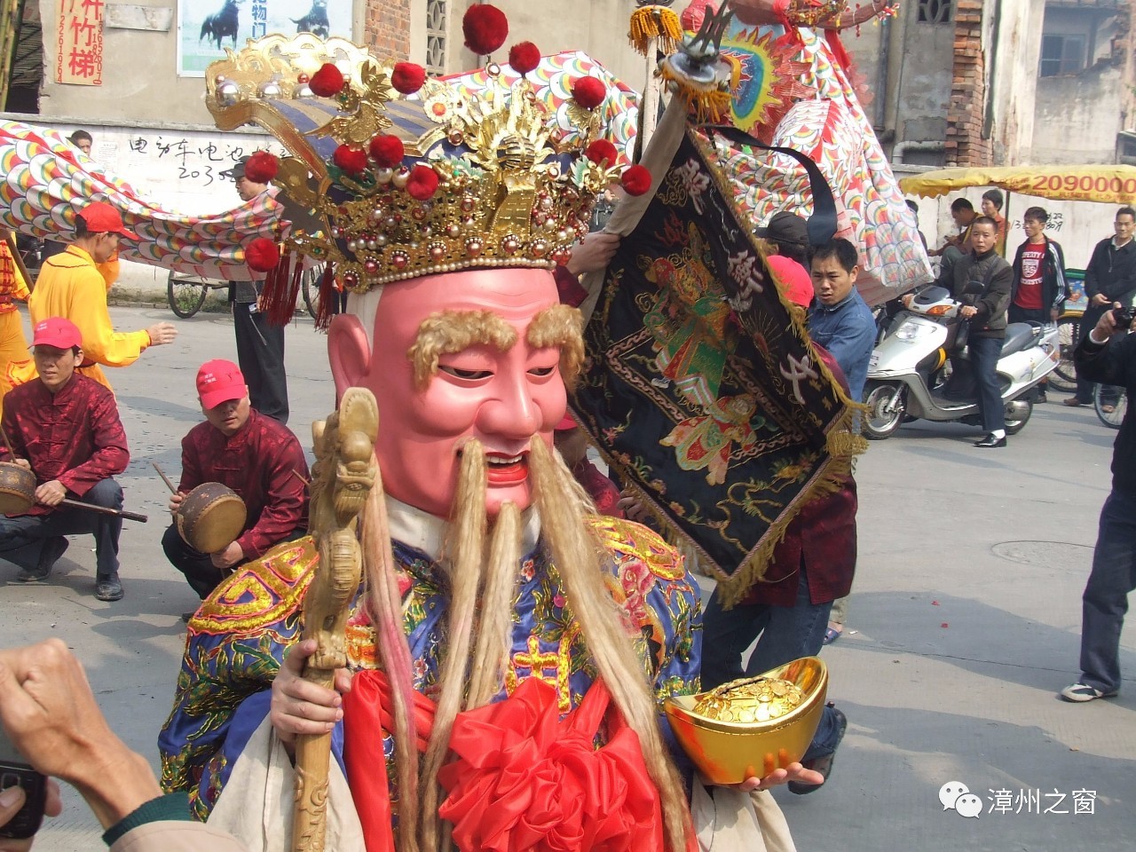 还有 漳州哪吒鼓乐,大鼓凉伞,闽南童谣,漳浦剪纸表演,畲族舞蹈,民间