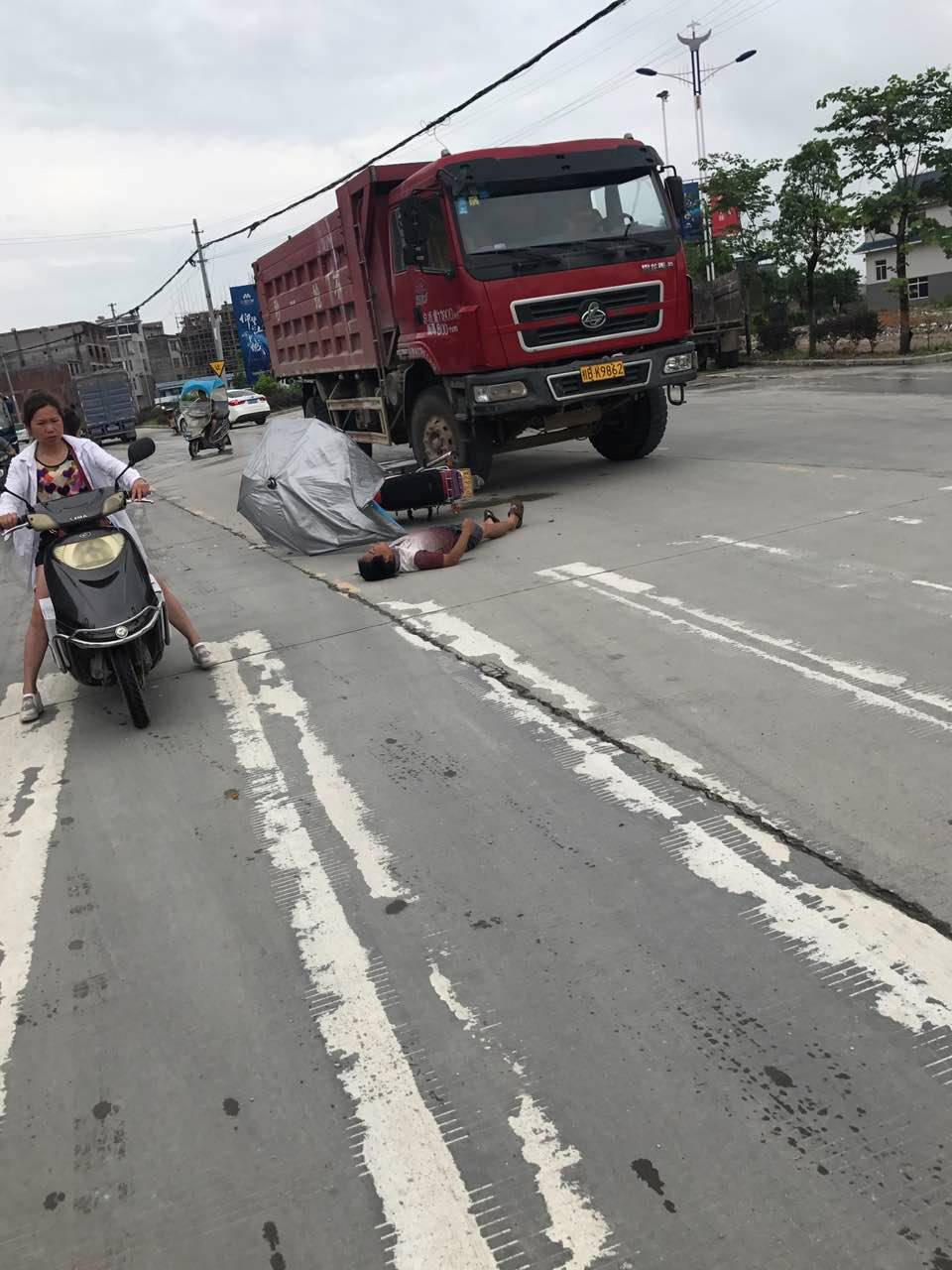 【突发】丹江大道发生严重车祸,摩托车主倒在霸龙卡车