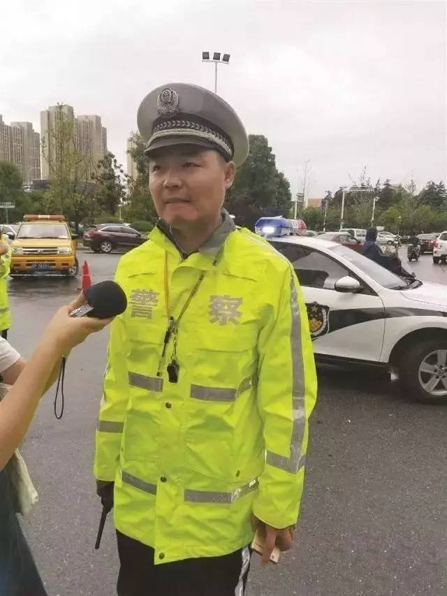 生死时速！交警一把夺走他的钥匙，钻进驾驶室把车开走……车主回头一看路都没了~